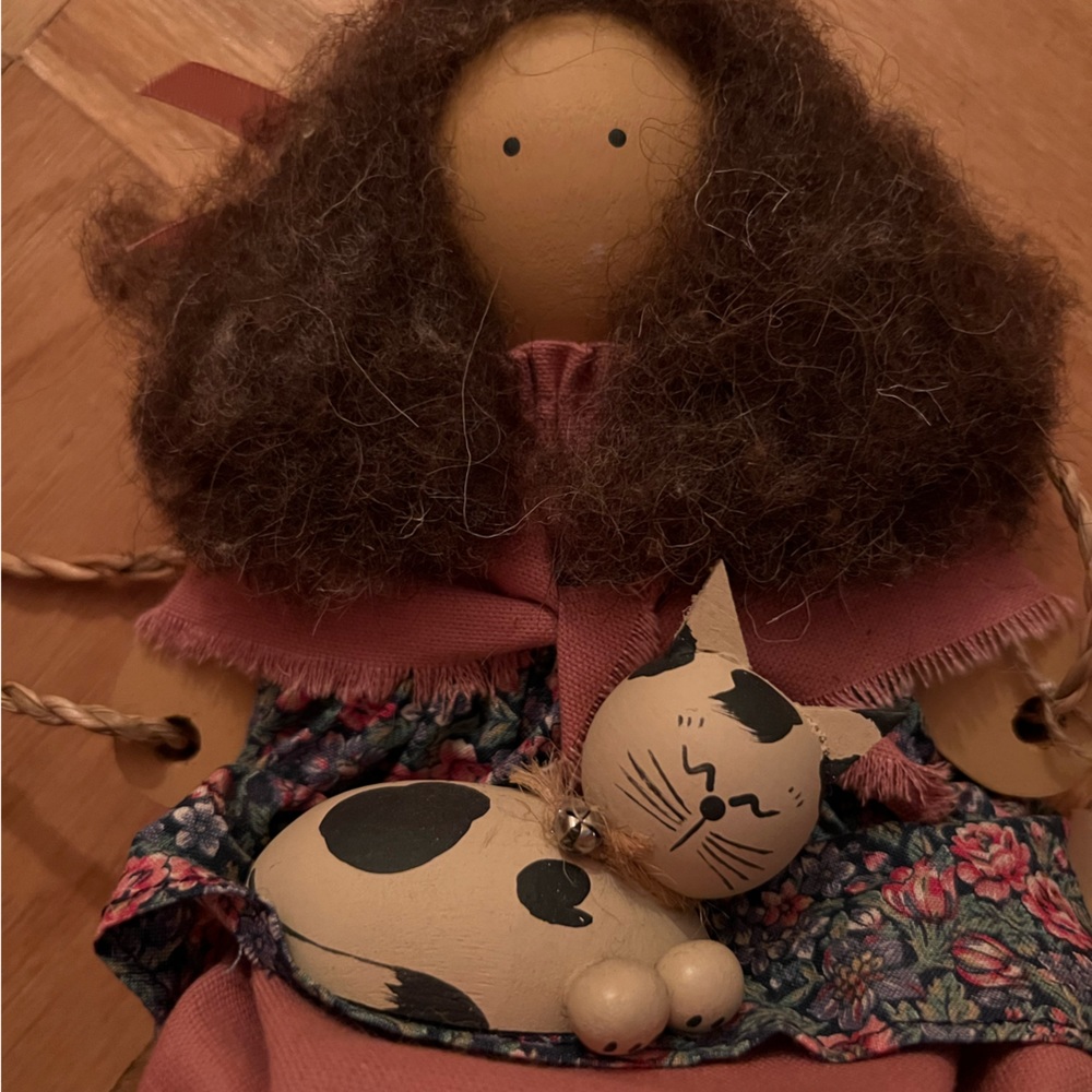 Lizzie High Amy Bowman on Swing Wooden Doll - Picture 2 of 6